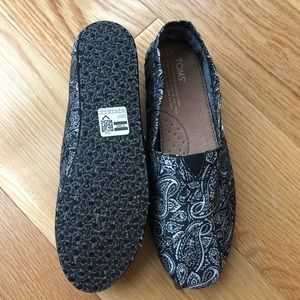 TOMS shoes size 7